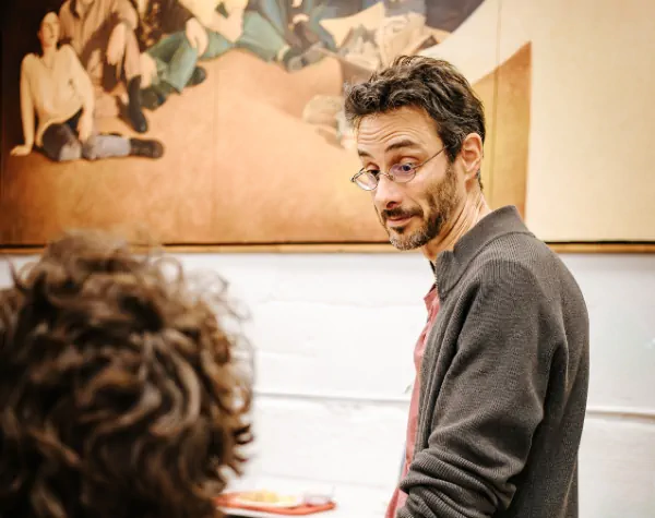 Des aliments pêle-mêle dans un gros bac en plastique gris