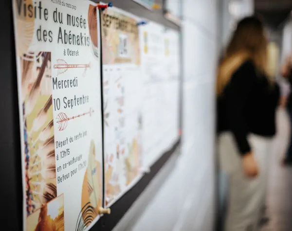 Des aliments pêle-mêle dans un gros bac en plastique gris