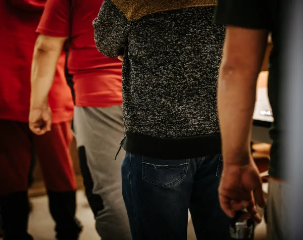 Des aliments pêle-mêle dans un gros bac en plastique gris